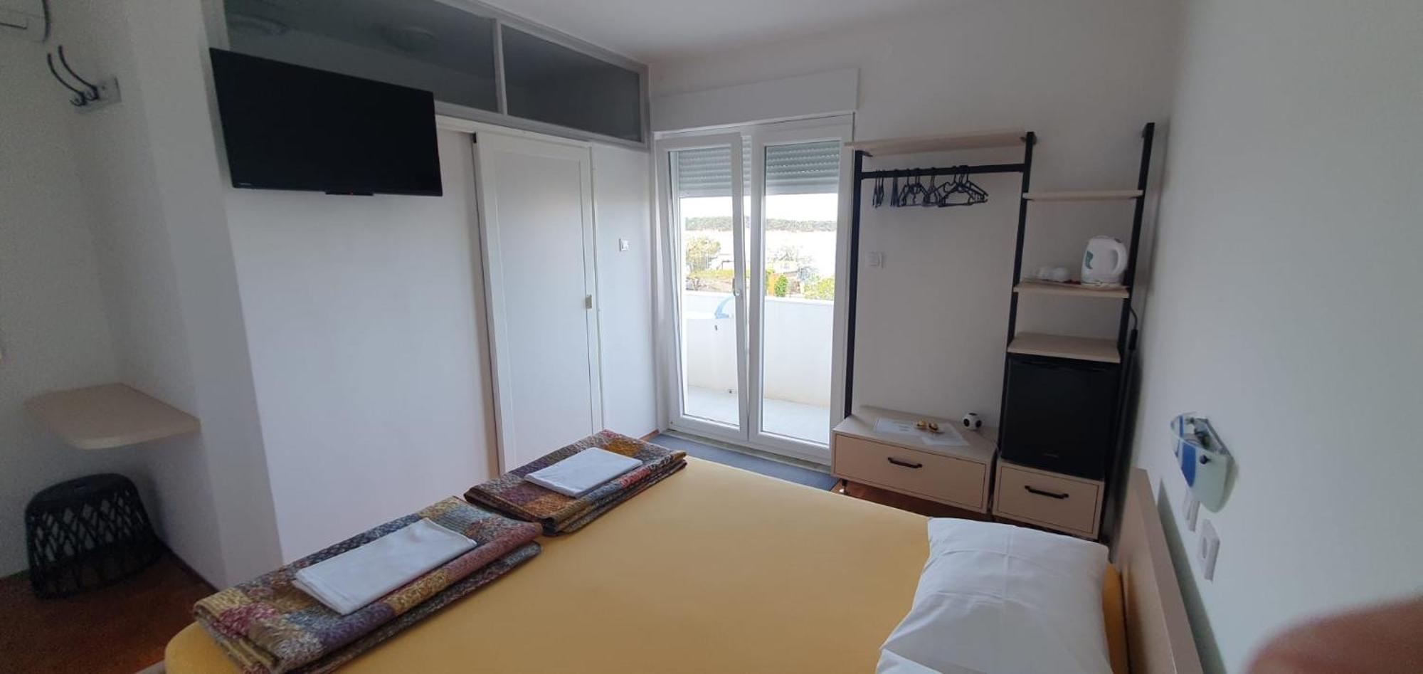 Apartments & Rooms Fam Ribaric Banjol Bilik gambar
